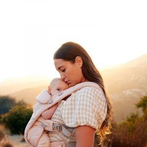 Ergobaby-Omni-Breeze-nosiljka-kvarc-roza