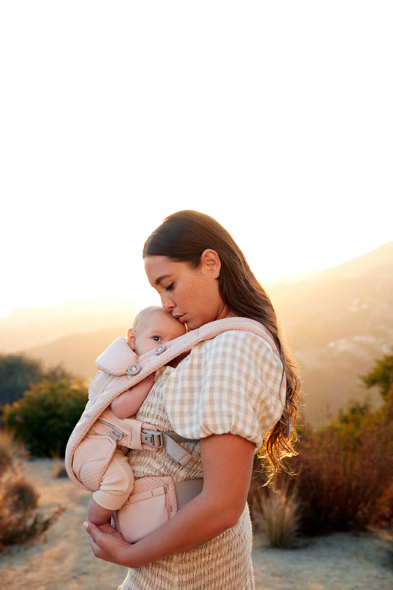 Ergobaby-Omni-Breeze-nosiljka-kvarc-roza