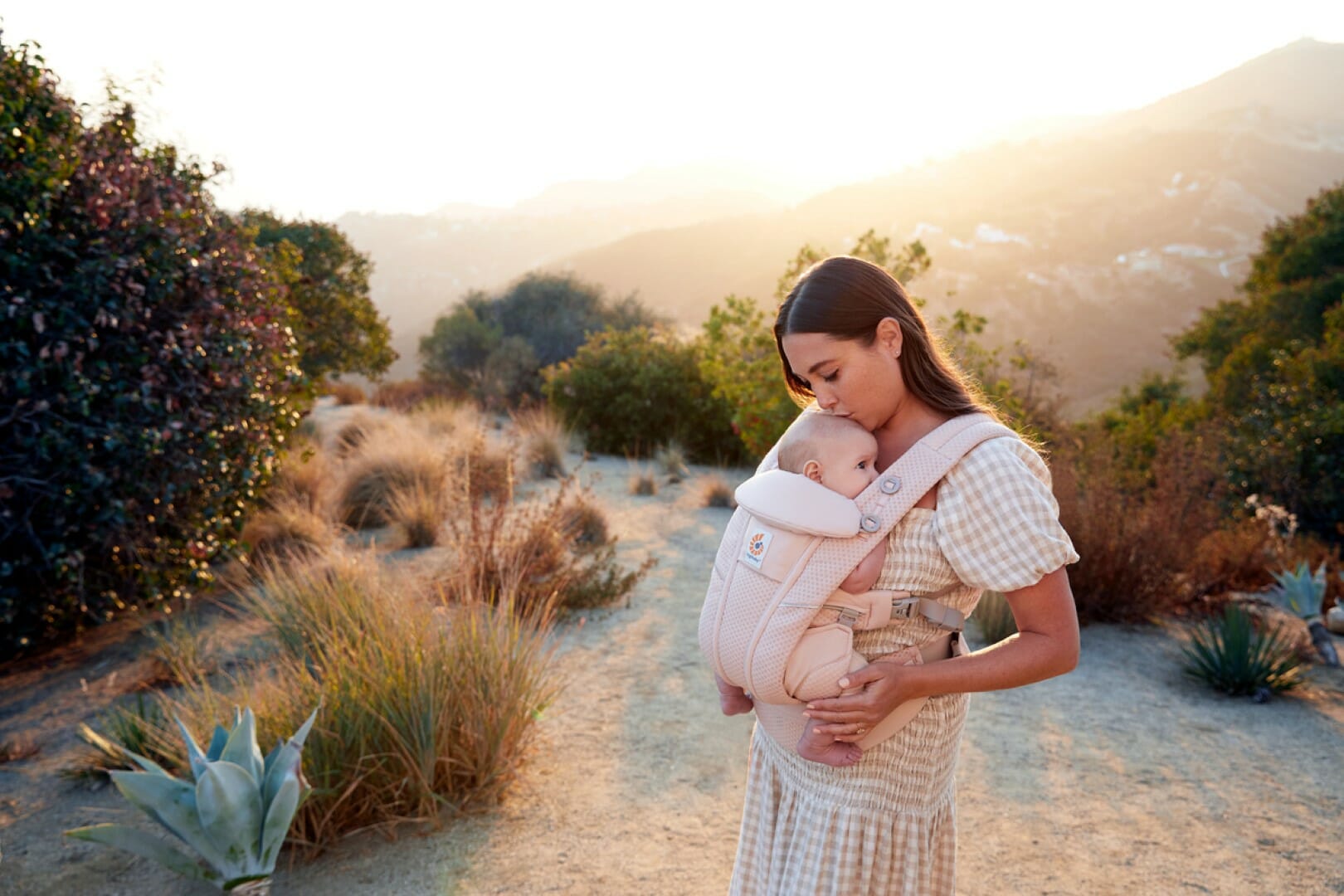Ergobaby-Omni-Breeze-nosiljka-kvarc-roza
