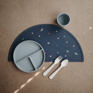mushie-silikonski-tanjur-cambridge-blue