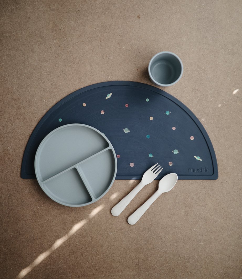 mushie-silikonski-tanjur-cambridge-blue
