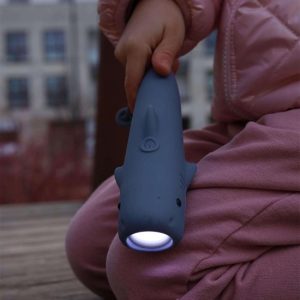 Rabbit&Friends Silikonska svjetiljka - Morski Pas - USB-C - 1